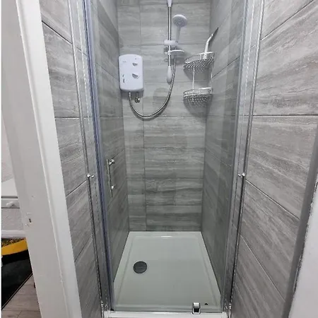 Modern 3 Bedroom House, 3 Bathroom, Secure Parking, Wi-Fi & Garden Leeds  Exterior photo