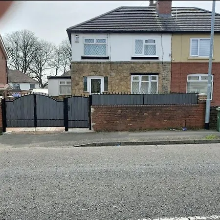 Modern 3 Bedroom House, 3 Bathroom, Secure Parking, Wi-Fi & Garden Leeds  Exterior photo