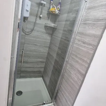 Modern 3 Bedroom House, 3 Bathroom, Secure Parking, Wi-Fi & Garden Leeds  Exterior photo