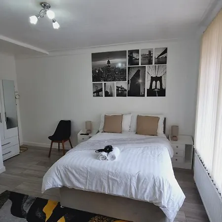 Modern 3 Bedroom House, 3 Bathroom, Secure Parking, Wi-Fi & Garden Leeds  Exterior photo