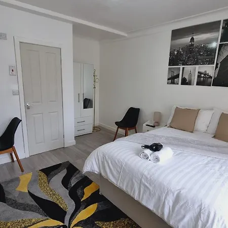 Modern 3 Bedroom House, 3 Bathroom, Secure Parking, Wi-Fi & Garden Leeds  Exterior photo