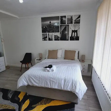 Modern 3 Bedroom House, 3 Bathroom, Secure Parking, Wi-Fi & Garden Leeds  Exterior photo