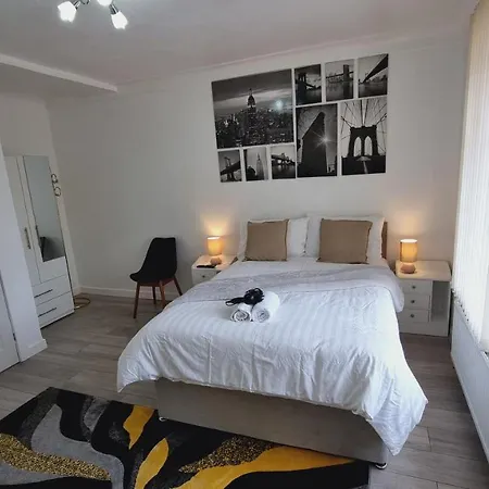 Modern 3 Bedroom House, 3 Bathroom, Secure Parking, Wi-Fi & Garden Leeds  Exterior photo