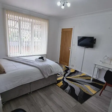 Modern 3 Bedroom House, 3 Bathroom, Secure Parking, Wi-Fi & Garden Leeds  Exterior photo