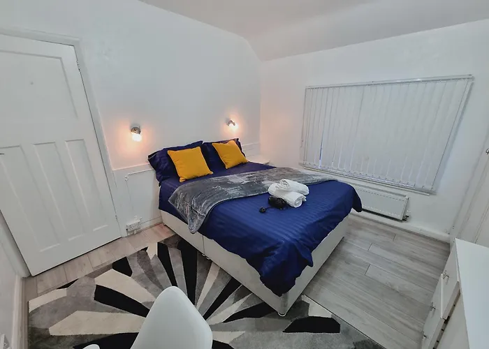 Modern 3 Bedroom House, 3 Bathroom, Secure Parking, Wi-Fi & Garden
