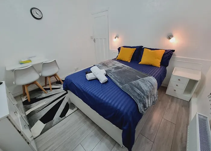 Modern 3 Bedroom House, 3 Bathroom, Secure Parking, Wi-Fi & Garden