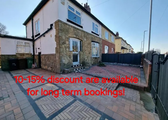 Modern 3 Bedroom House, 3 Bathroom, Secure Parking, Wi-Fi & Garden