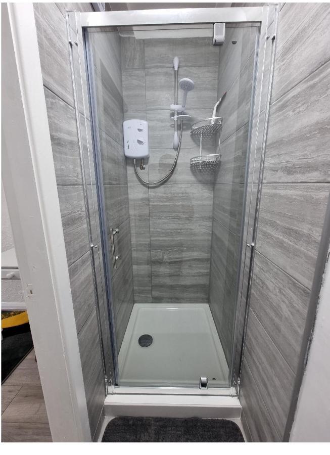 Modern 3 Bedroom House, 3 Bathroom, Secure Parking, Wi-fi & Garden Casa vacanze Leeds (West Yorkshire)