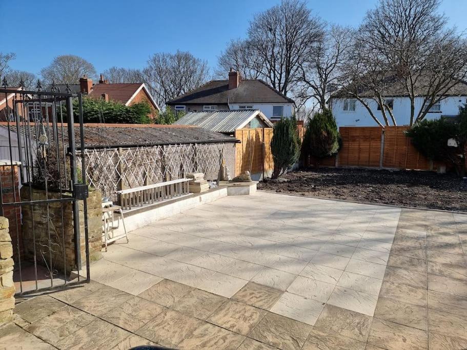 Modern 3 Bedroom House, 3 Bathroom, Secure Parking, Wi-fi & Garden Casa vacanze