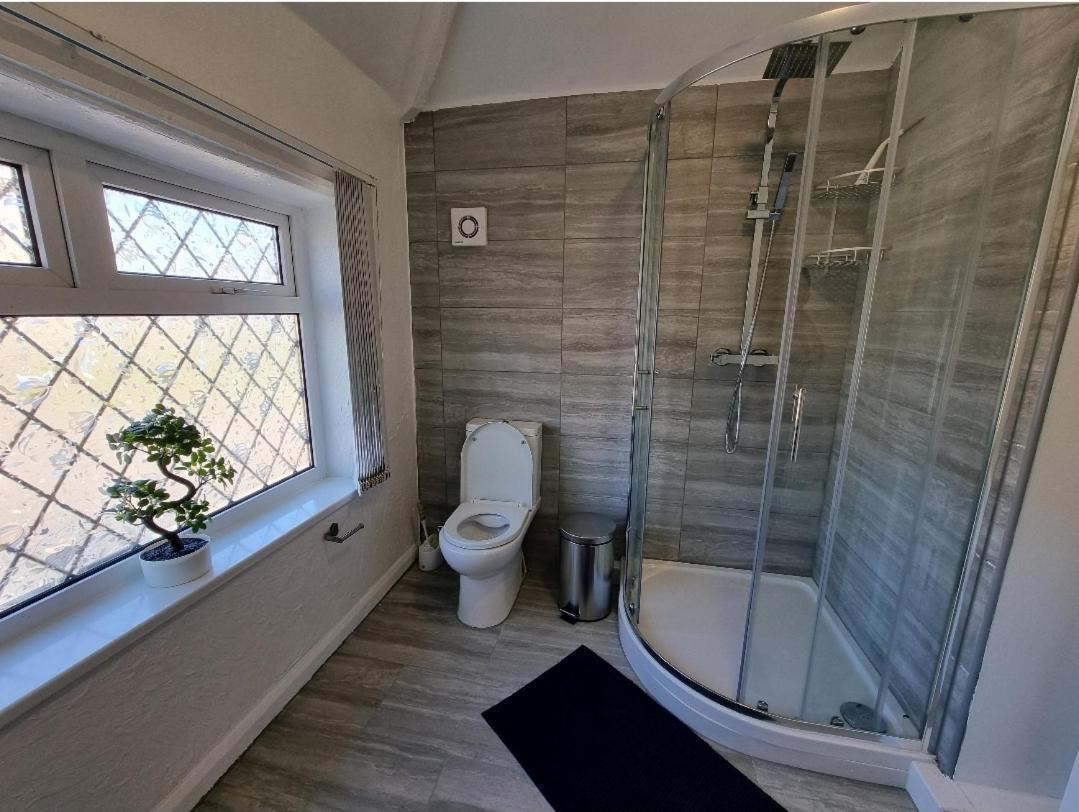 Modern 3 Bedroom House, 3 Bathroom, Secure Parking, Wi-fi & Garden Casa vacanze *