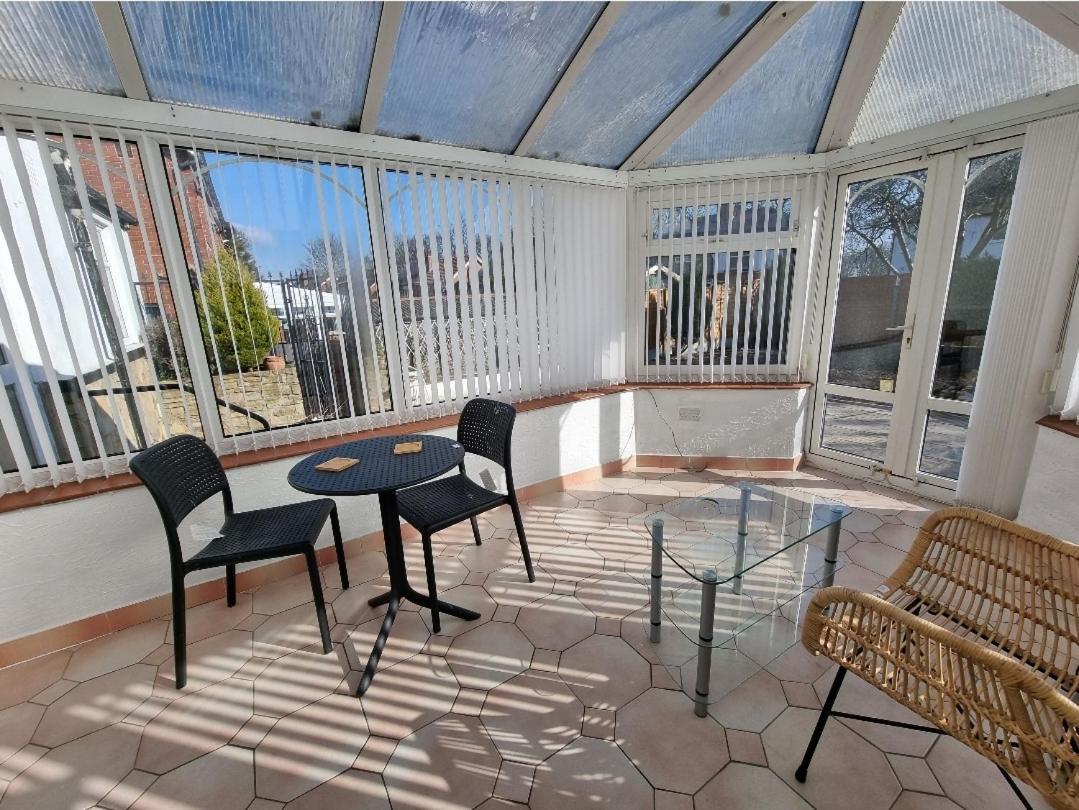 Modern 3 Bedroom House, 3 Bathroom, Secure Parking, Wi-fi & Garden Casa vacanze