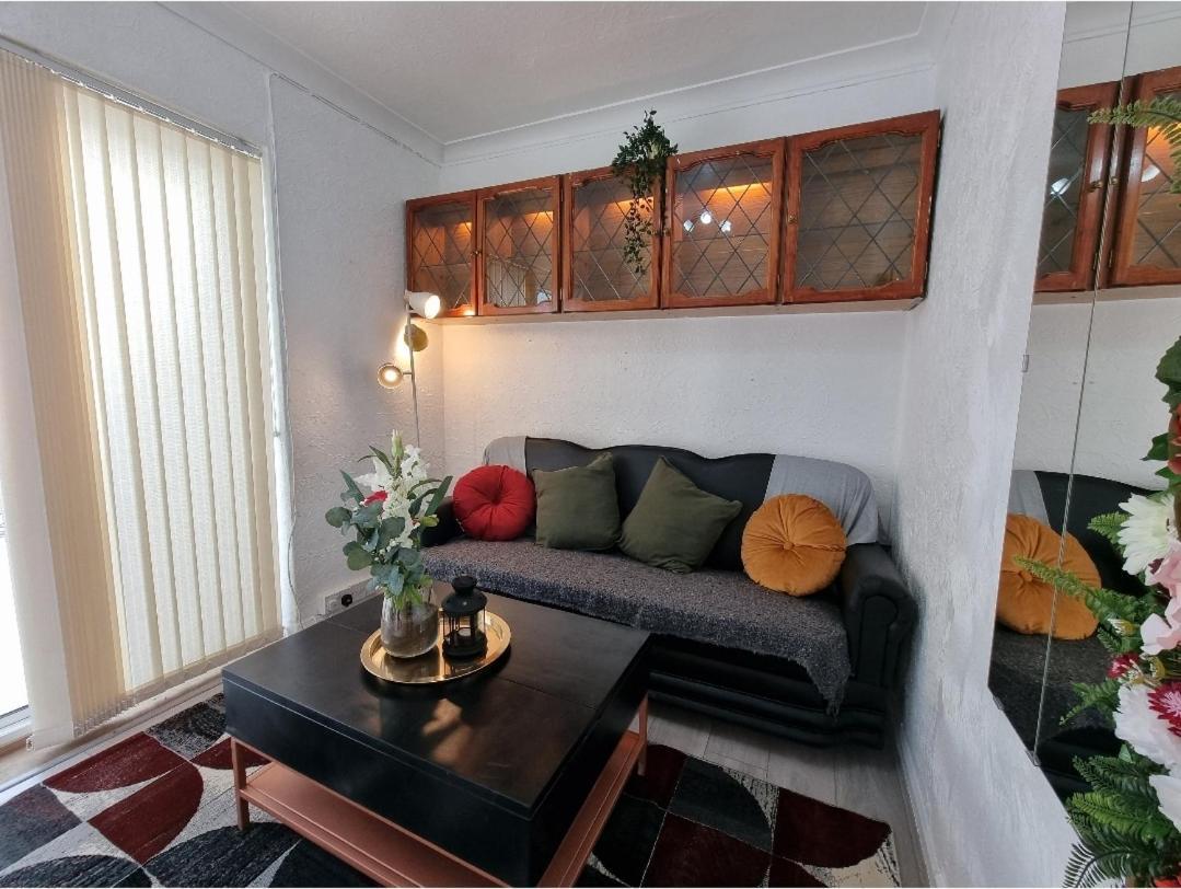 Modern 3 Bedroom House, 3 Bathroom, Secure Parking, Wi-fi & Garden Casa de Férias *