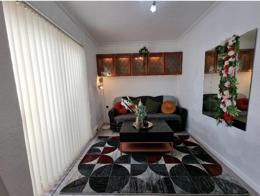 Modern 3 Bedroom House, 3 Bathroom, Secure Parking, Wi-fi & Garden Casa vacanze Leeds (West Yorkshire)