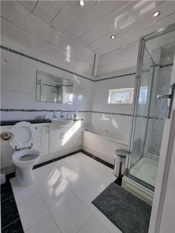 Casa vacanze Modern 3 Bedroom House, 3 Bathroom, Secure Parking, Wi-fi & Garden *