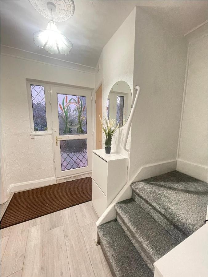 Modern 3 Bedroom House, 3 Bathroom, Secure Parking, Wi-fi & Garden Casa vacanze *