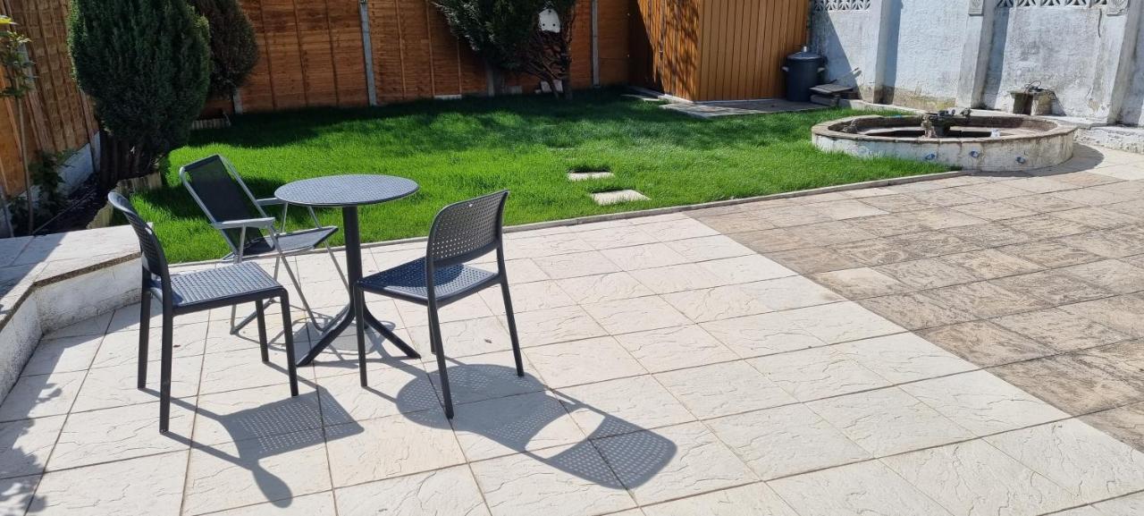 Casa vacanze Modern 3 Bedroom House, 3 Bathroom, Secure Parking, Wi-fi & Garden