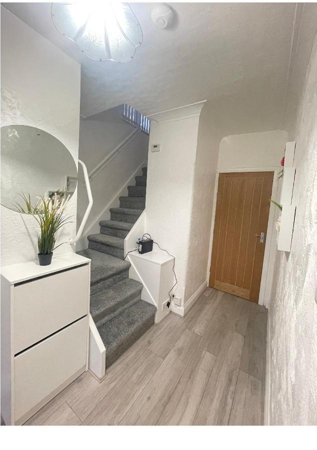 Casa vacanze Modern 3 Bedroom House, 3 Bathroom, Secure Parking, Wi-fi & Garden