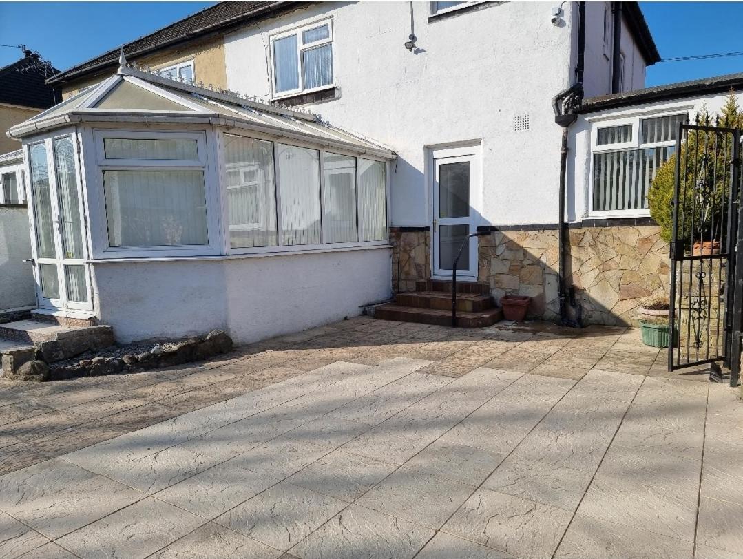 Modern 3 Bedroom House, 3 Bathroom, Secure Parking, Wi-fi & Garden Holiday home Leeds (West Yorkshire)