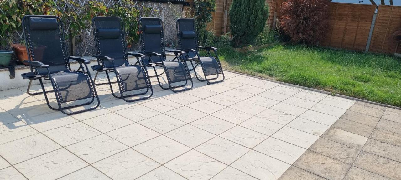Modern 3 Bedroom House, 3 Bathroom, Secure Parking, Wi-fi & Garden Holiday home Leeds (West Yorkshire)