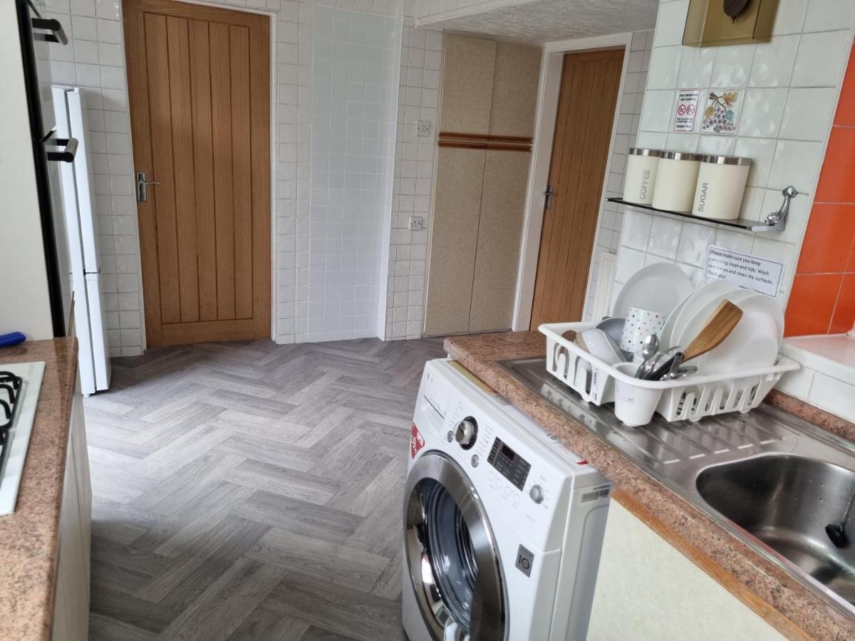 Holiday home Modern 3 Bedroom House, 3 Bathroom, Secure Parking, Wi-fi & Garden Leeds (West Yorkshire)