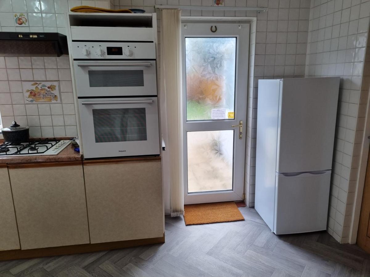 Modern 3 Bedroom House, 3 Bathroom, Secure Parking, Wi-fi & Garden Casa vacanze