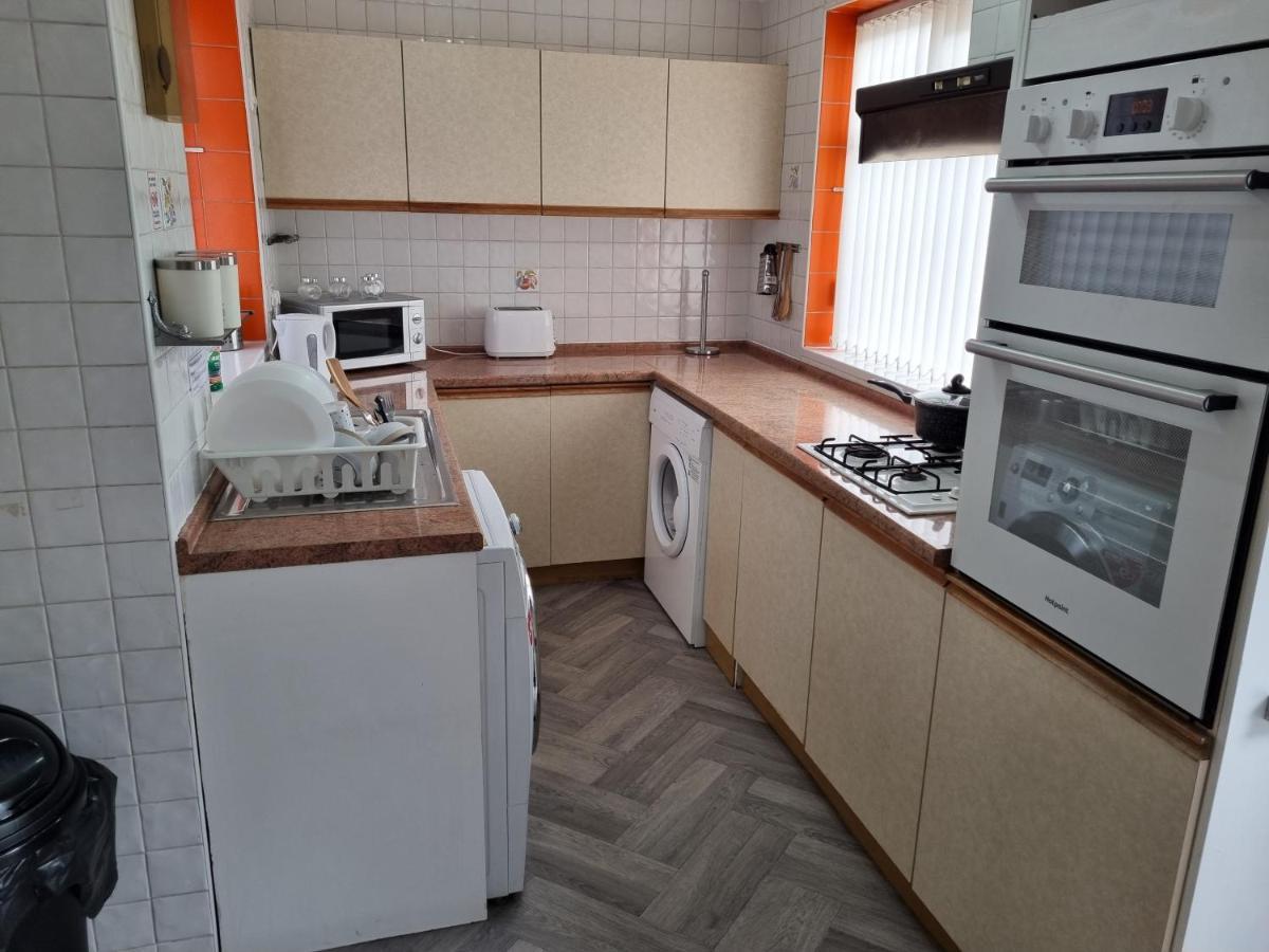 Modern 3 Bedroom House, 3 Bathroom, Secure Parking, Wi-fi & Garden Casa vacanze