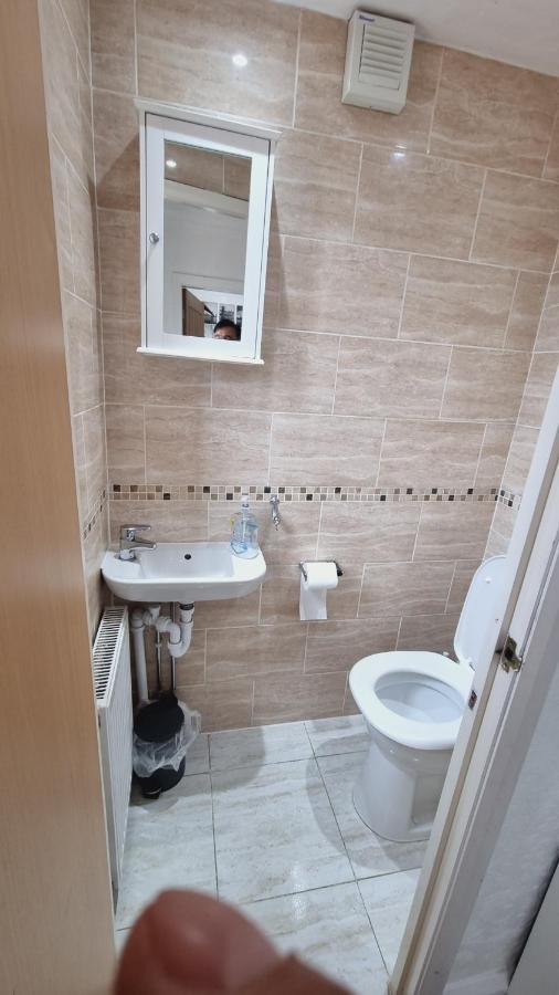 Casa vacanze Modern 3 Bedroom House, 3 Bathroom, Secure Parking, Wi-fi & Garden