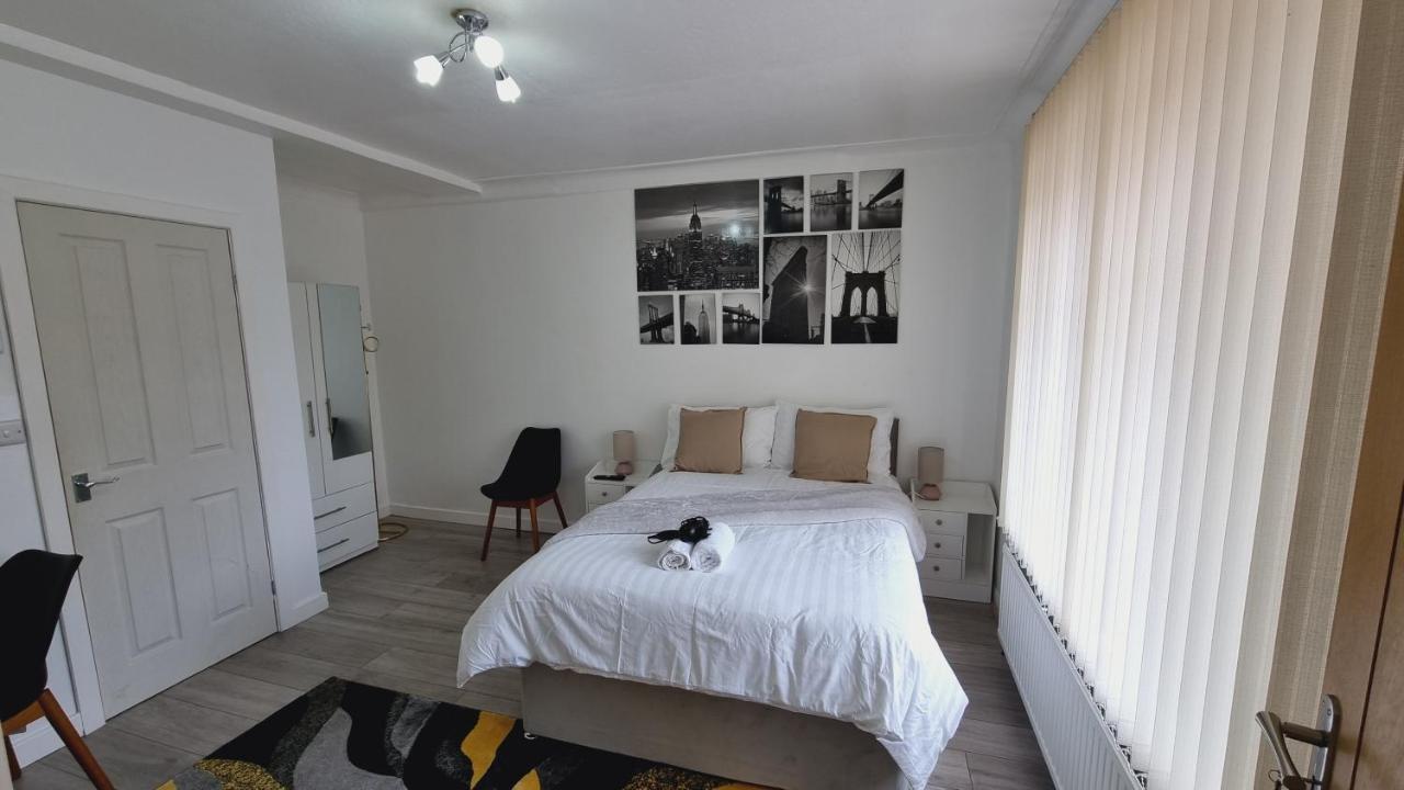 Modern 3 Bedroom House, 3 Bathroom, Secure Parking, Wi-fi & Garden Casa vacanze Leeds (West Yorkshire)