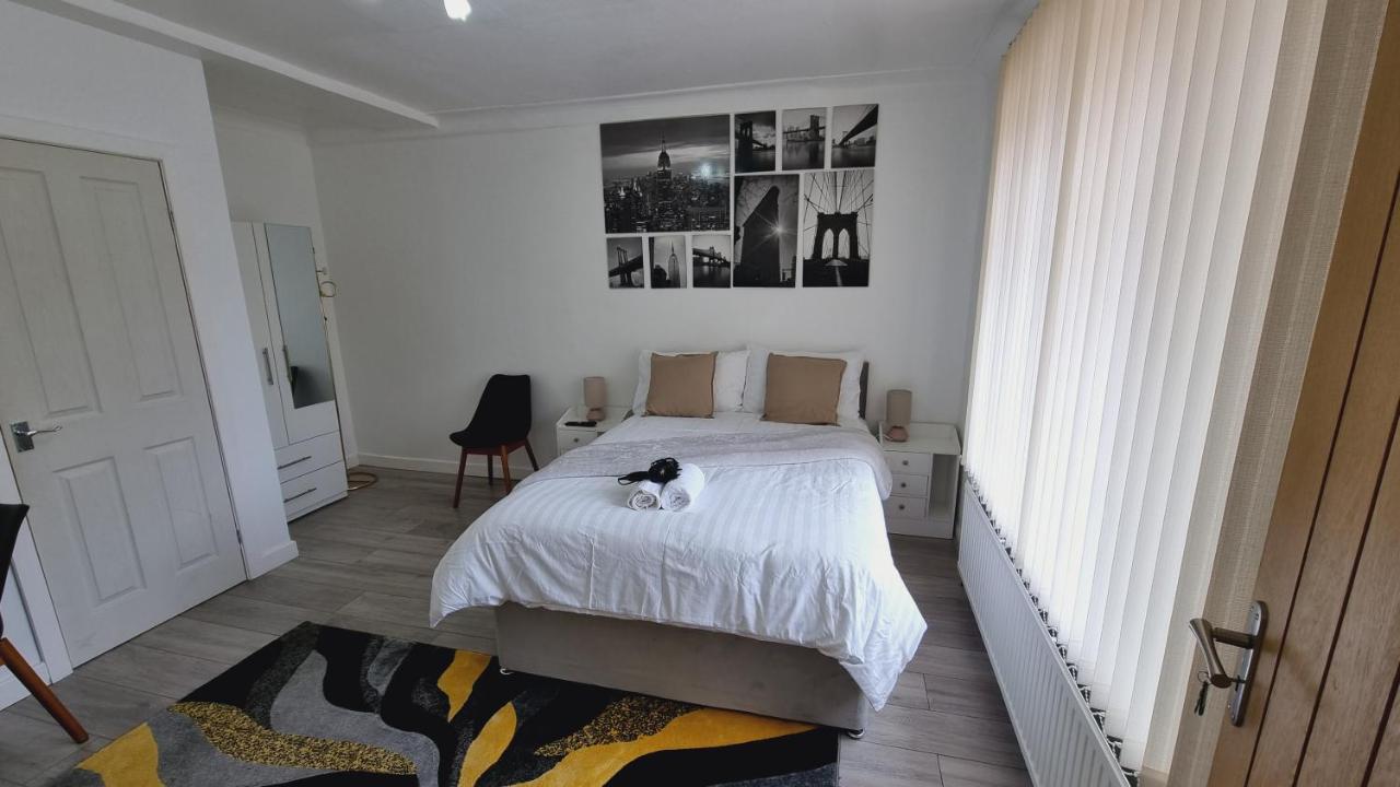 Casa vacanze Modern 3 Bedroom House, 3 Bathroom, Secure Parking, Wi-fi & Garden *
