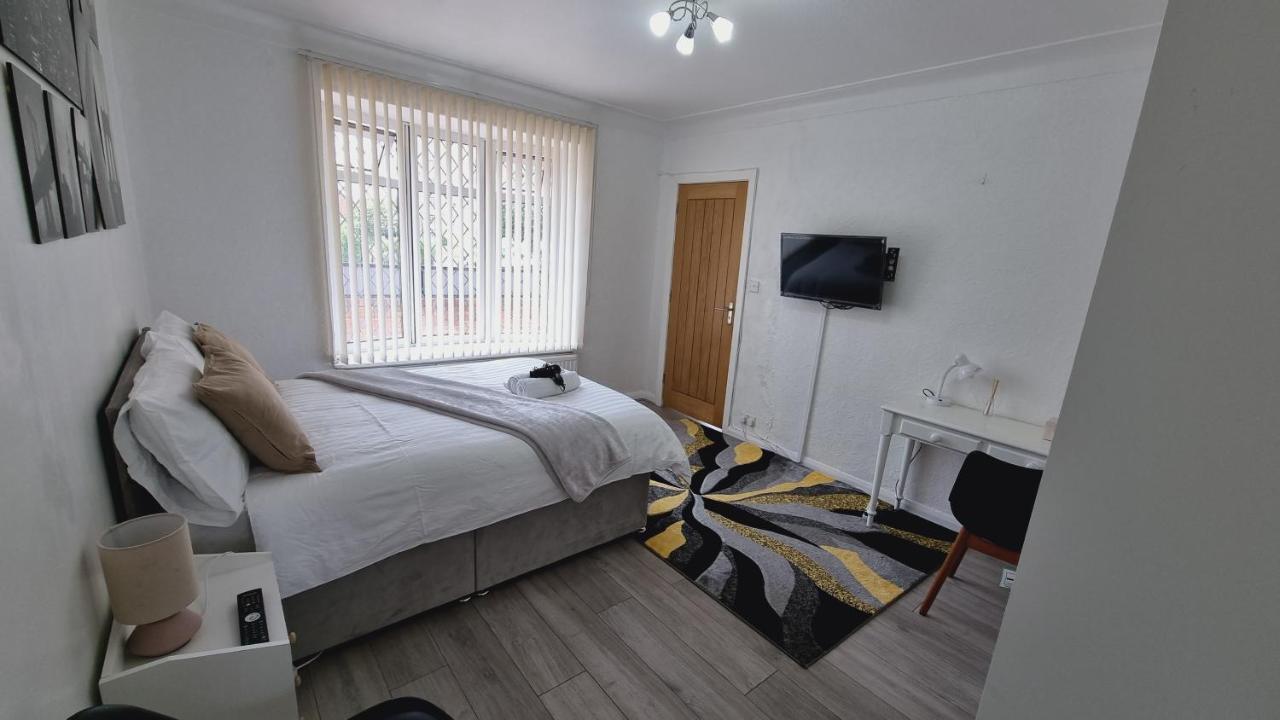 Casa vacanze Modern 3 Bedroom House, 3 Bathroom, Secure Parking, Wi-fi & Garden *