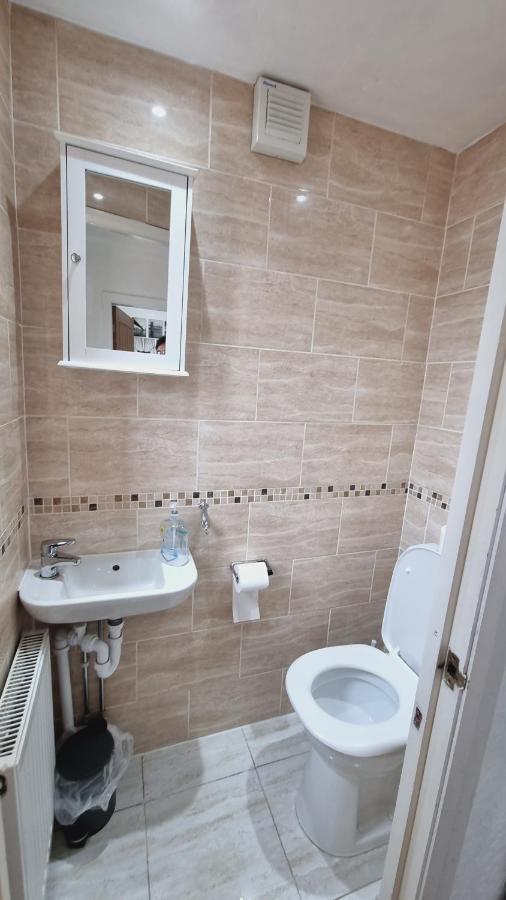 Modern 3 Bedroom House, 3 Bathroom, Secure Parking, Wi-fi & Garden Casa vacanze Leeds (West Yorkshire)