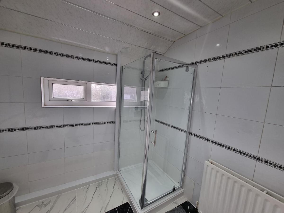 Modern 3 Bedroom House, 3 Bathroom, Secure Parking, Wi-fi & Garden *