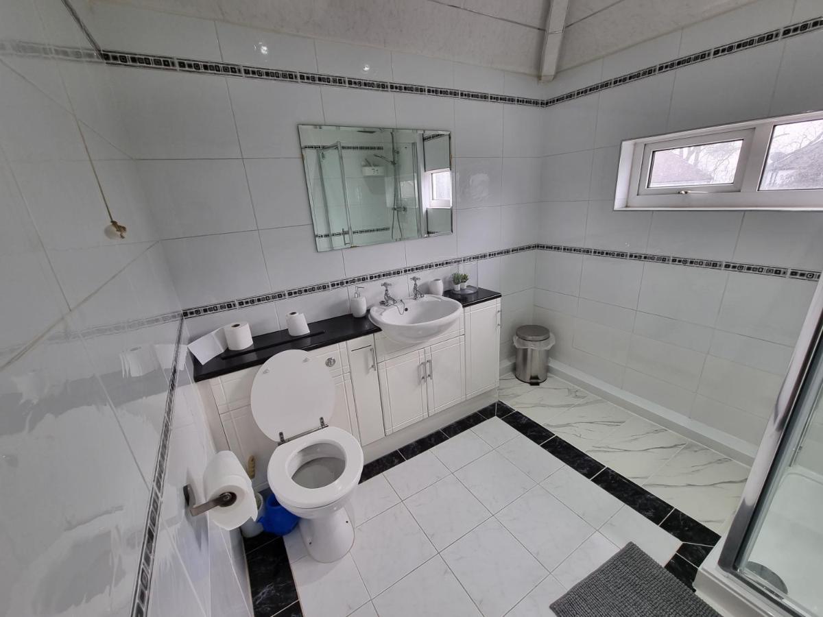 Modern 3 Bedroom House, 3 Bathroom, Secure Parking, Wi-fi & Garden * Leeds (West Yorkshire)