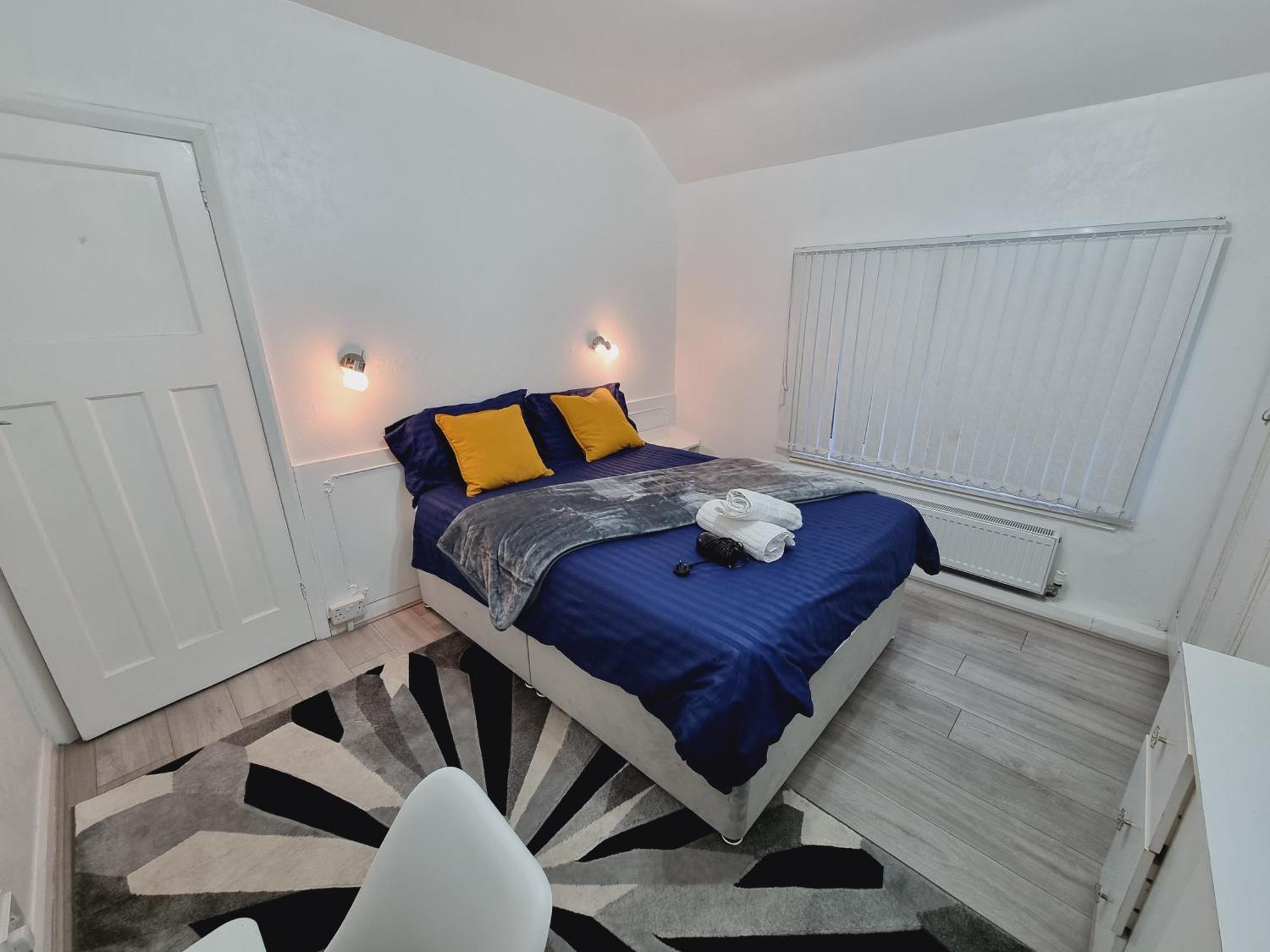 Modern 3 Bedroom House, 3 Bathroom, Secure Parking, Wi-fi & Garden Casa de Férias *