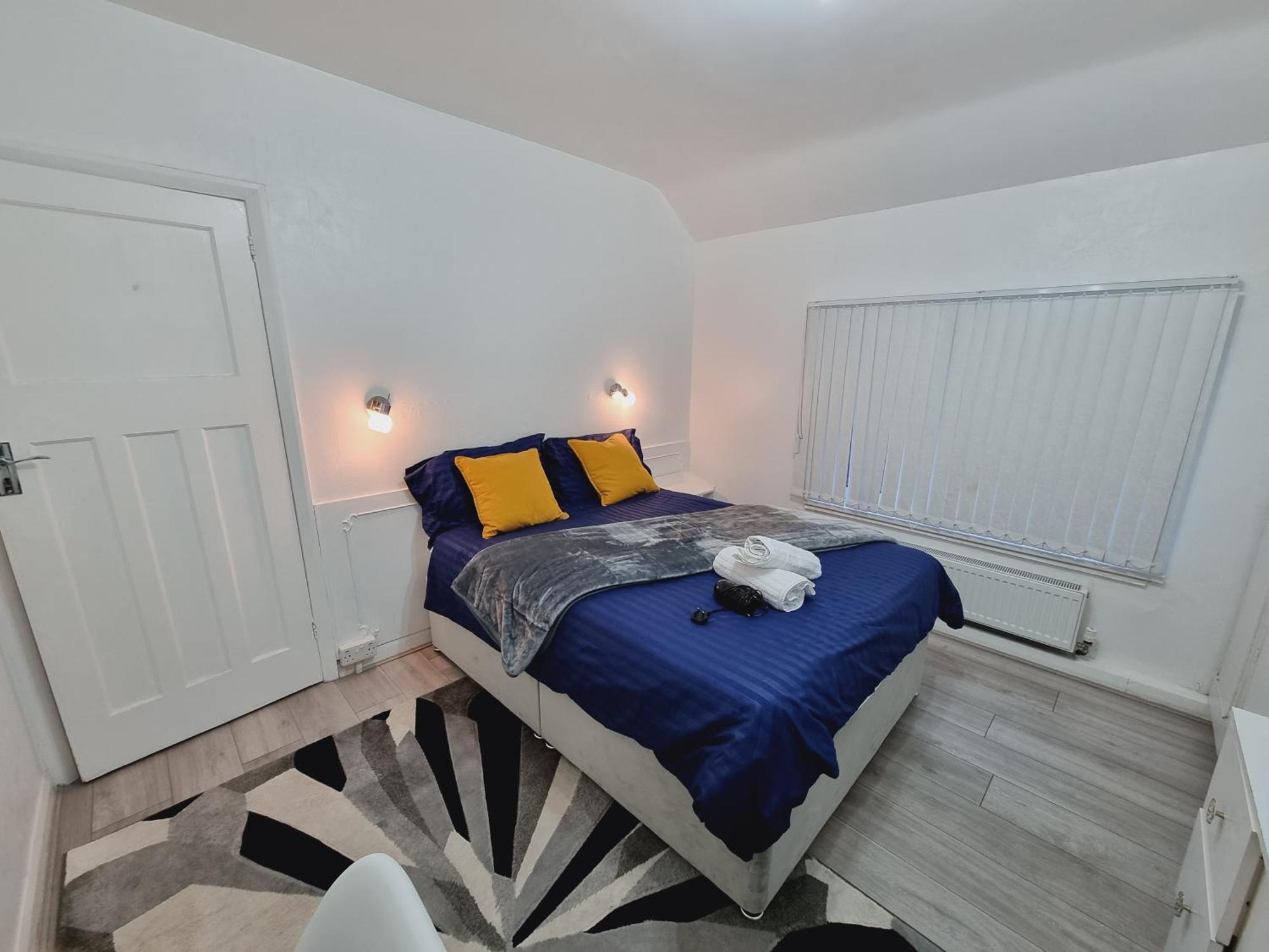 Modern 3 Bedroom House, 3 Bathroom, Secure Parking, Wi-fi & Garden Casa de Férias