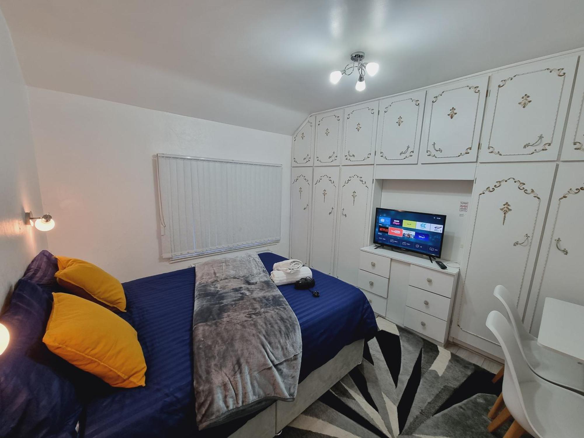 Modern 3 Bedroom House, 3 Bathroom, Secure Parking, Wi-fi & Garden Casa vacanze *