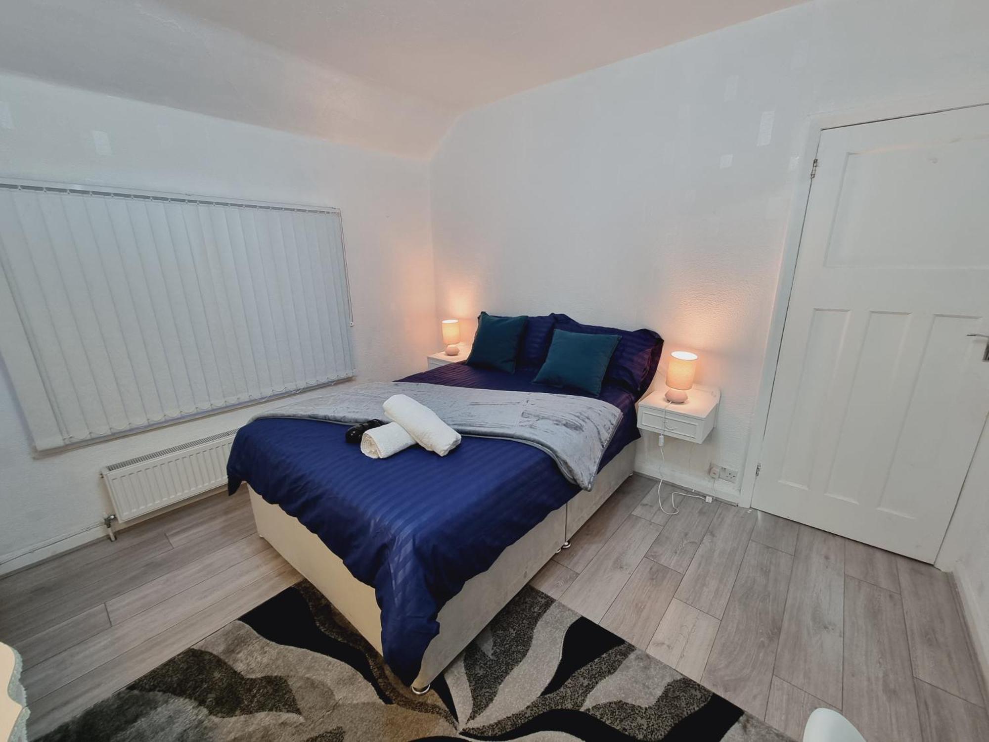 Modern 3 Bedroom House, 3 Bathroom, Secure Parking, Wi-fi & Garden Casa vacanze