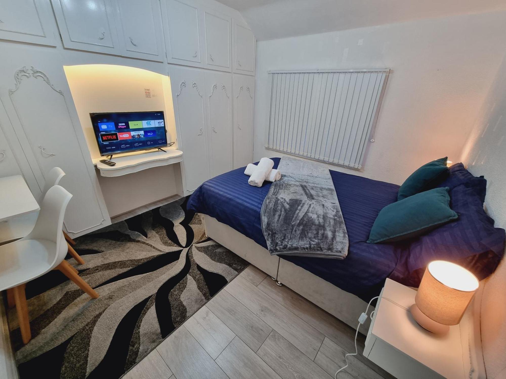 Casa vacanze Modern 3 Bedroom House, 3 Bathroom, Secure Parking, Wi-fi & Garden *