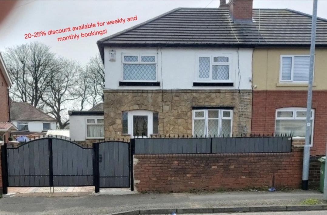 Modern 3 Bedroom House, 3 Bathroom, Secure Parking, Wi-fi & Garden Casa vacanze